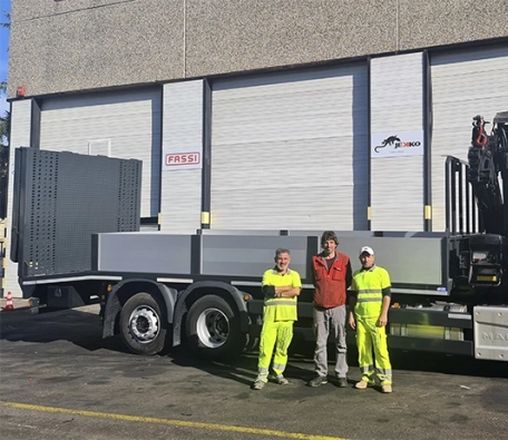 Hiab 211 crane delivery + machinery carrier