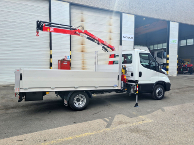 grua fassi f32 en iveco con caja fija aluminio