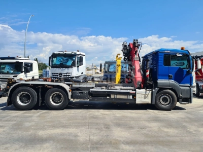 camion en venta con grua epsilon y gancho portacontenedor (2).webp