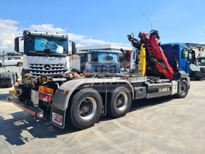 camion en venta con grua epsilon y gancho portacontenedor.webp