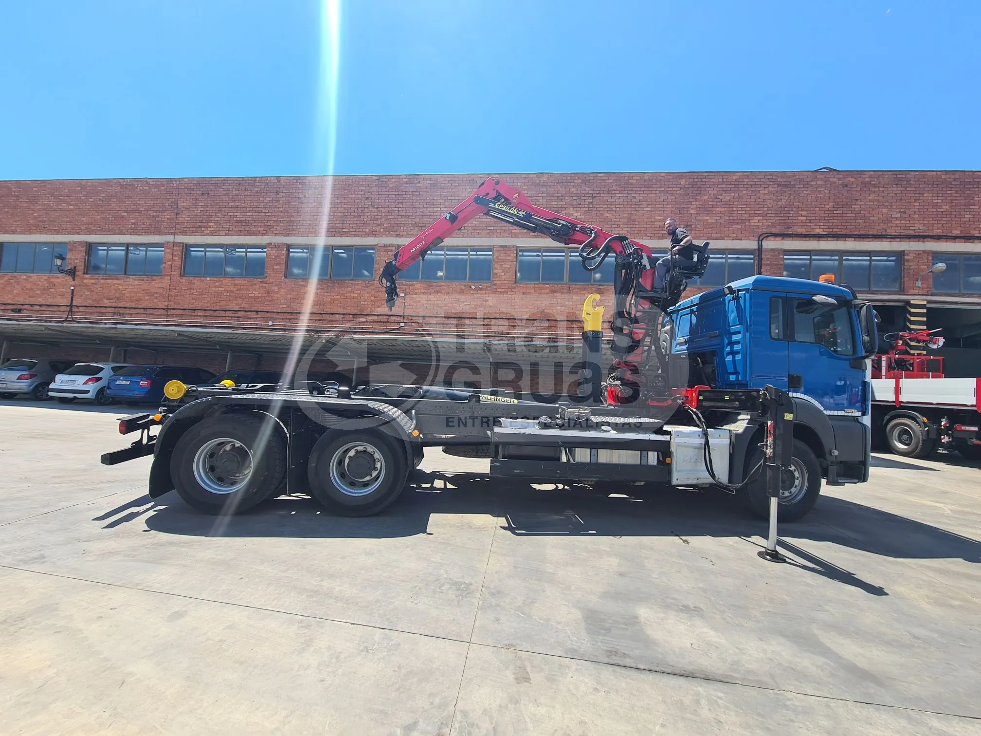 camion man+ epsilon m120Z3 + gancho palfinger.webp
