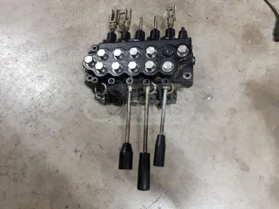 Distribuidor de gatos para grúa usada Fassi F215