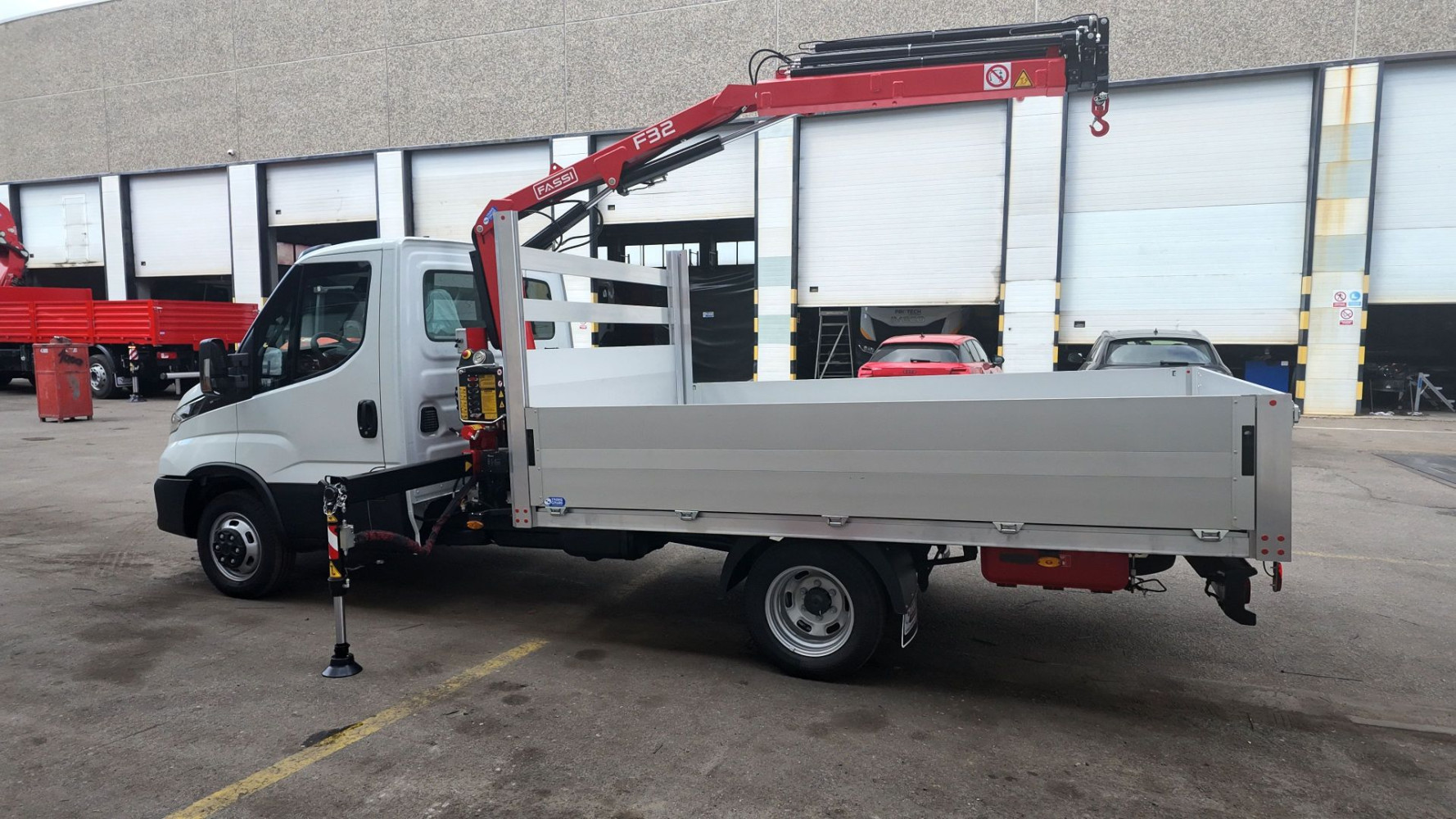 grua fassi f32 en iveco con caja fija aluminio