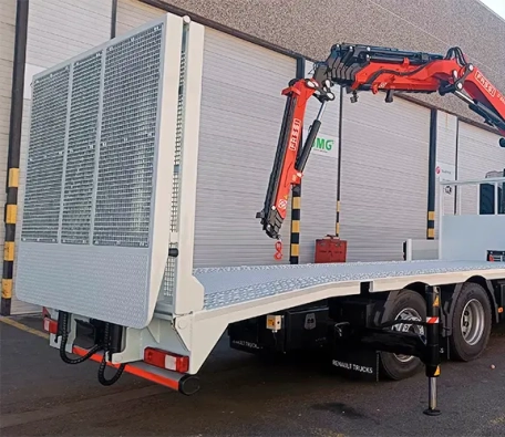 Fassi F365 knuckle boom crane + machinery carrier