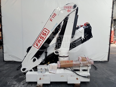 grua marina en venta para embarcaciones de 10tm.webp
