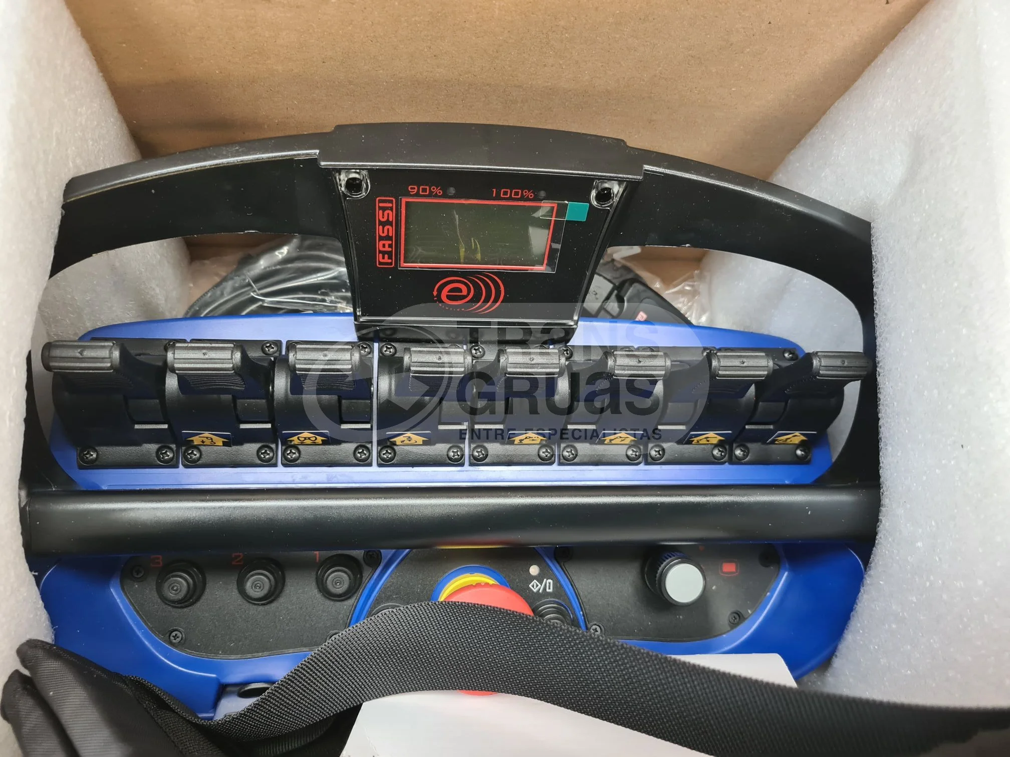 grua para camion fassi f110 con cabrestante 900kg.webp