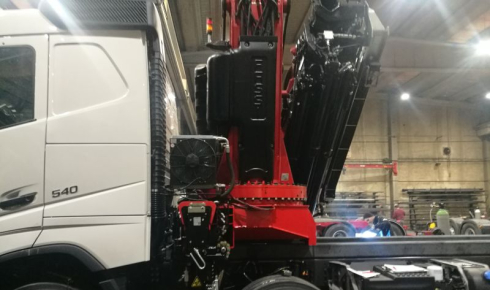 Extra low Fassi knuckle boom crane assembling