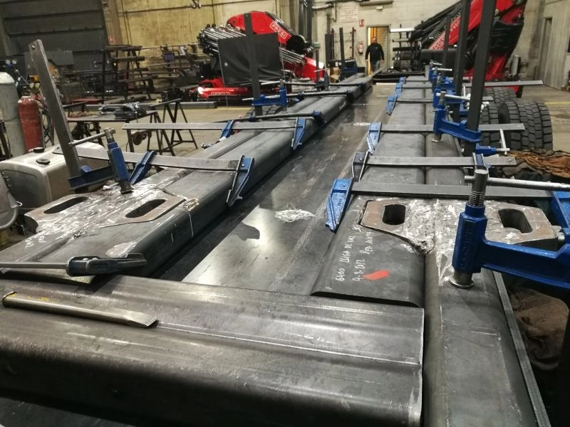 Extra low Fassi knuckle boom crane assembling