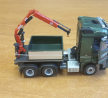 Fassi F32 on truck scale model