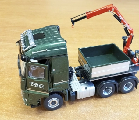 Fassi F32 scale model on truck