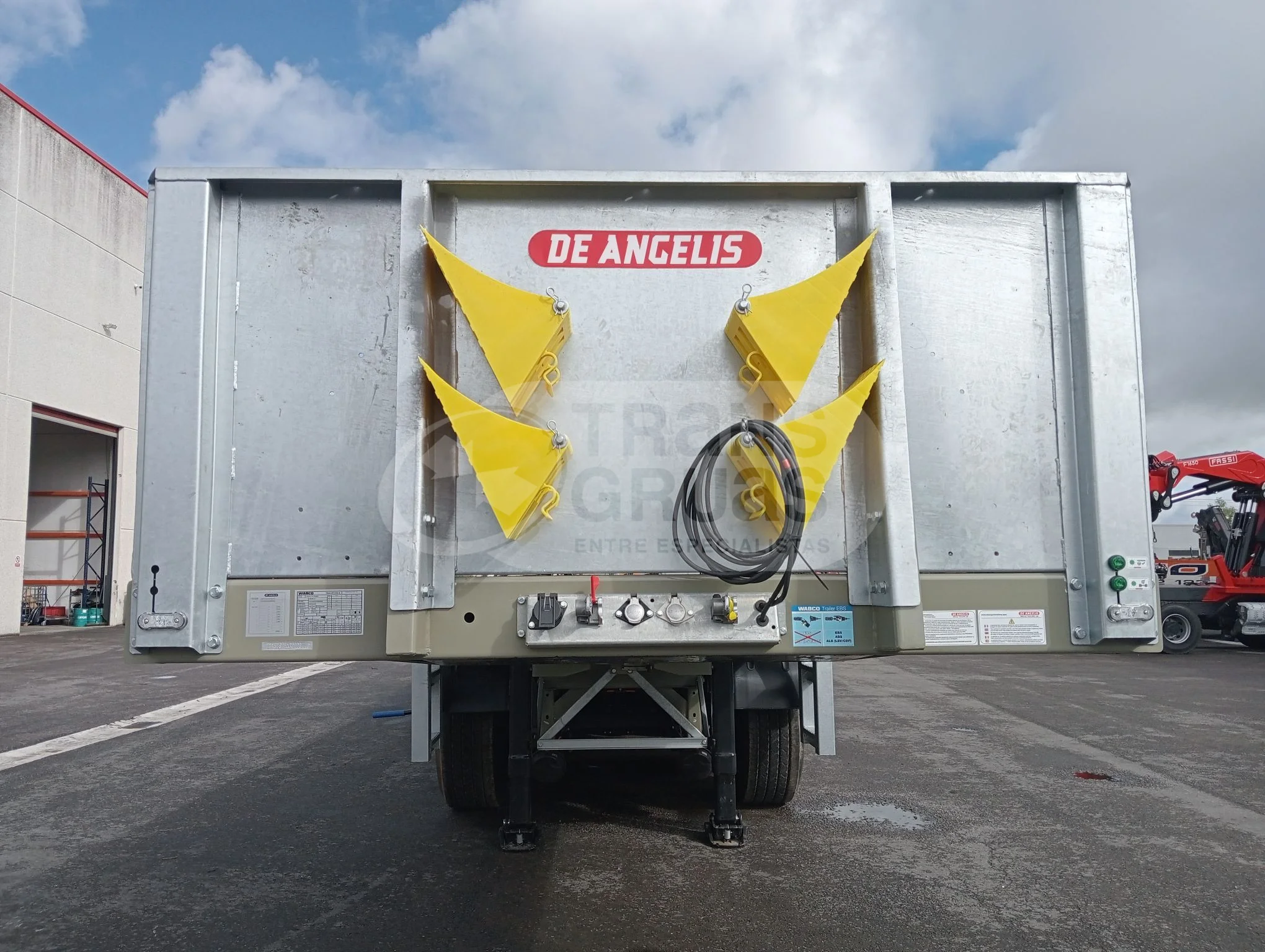 semiremolque para llevar maquinaria capacidad 83500kg (2).webp